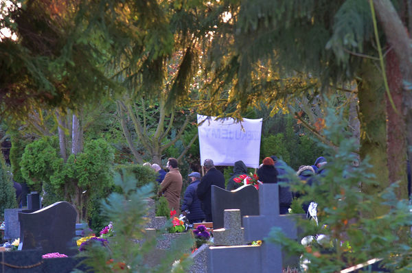 24xi2020 - coraz wiecej ludzi na cmentarzu, zdjęcie 13/16