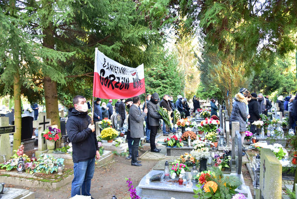 24xi2020 - coraz wiecej ludzi na cmentarzu, zdjęcie 14/16