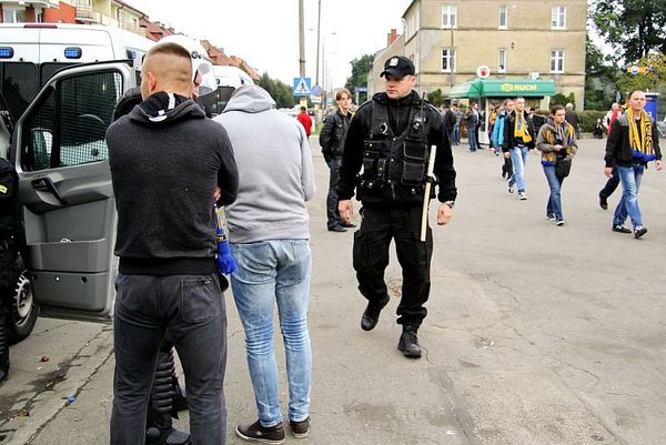 policja po wygranym meczu stali z falubazem  dwie, zdjęcie 4/30