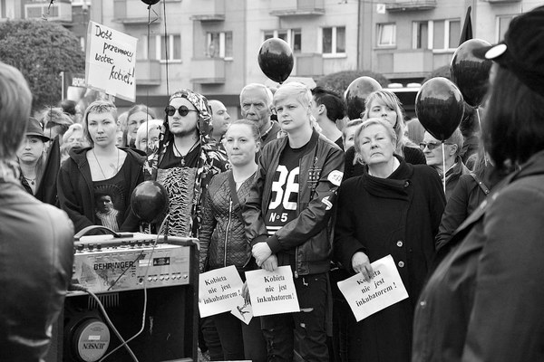 emocjonalny protest w czerni, zdjęcie 5/32