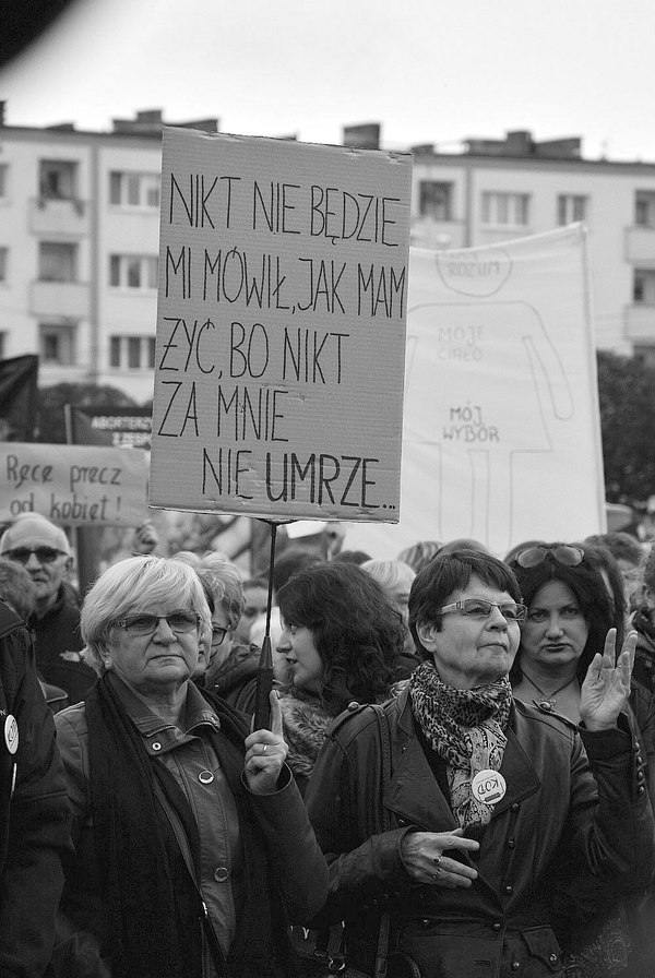 emocjonalny protest w czerni, zdjęcie 6/32