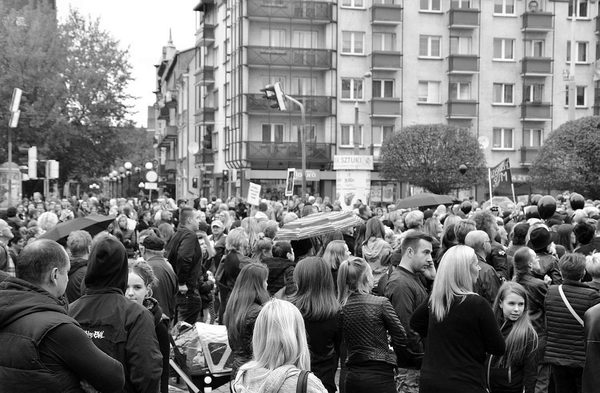 emocjonalny protest w czerni, zdjęcie 28/32