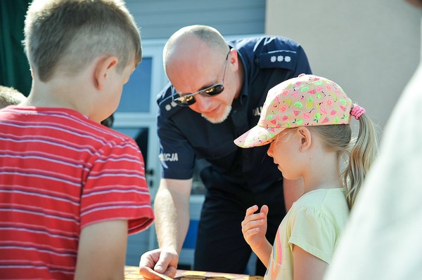 policja uczy dzieci jak bezpiecznie wypoczywac , zdjęcie 7/30