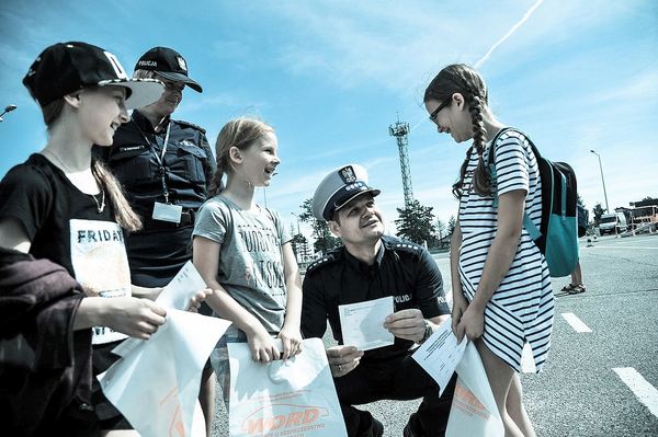 policja uczy dzieci jak bezpiecznie wypoczywac , zdjęcie 16/30