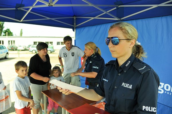 policja uczy dzieci jak bezpiecznie wypoczywac , zdjęcie 20/30